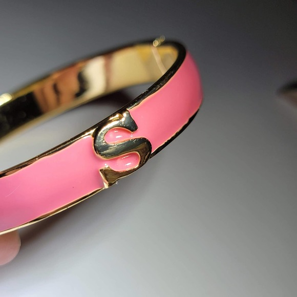 Gold tone and pink clasp bracelet with the initial "S" - Picture 8 of 14